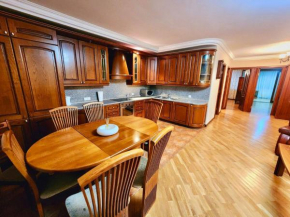 City Center Large and Comfortable 3 Bedroom, next to Northern Avenue